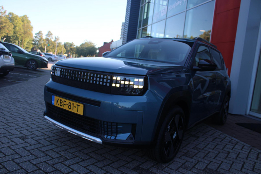Fiat Grande Panda LA PRIMA 11 kW 44 kWh | WINTER PACK: (VERWARMBARE VOORSTOELEN, VERWARMBAAR STUURWIEL, VERWARMBARE VOORRUIT) | 17" LICHTMETALEN VELGEN "GLOSSY BLACK" | ELEKTRISCH INKLAPBARE BUITENSPIEGELS | MIDDENARMSTEUN VOOR | NAVIGATIE | DRAADLOZE TELEFOONLADER | ACHTERUITRIJ CAMERA MET DYNAMISCHE HULPLIJNEN | REGENSENSOR | CLIMATE CONTROL | DAB+ RADIO | DRAADLOZE APPLE CARPLAY/ANDROID AUTO |