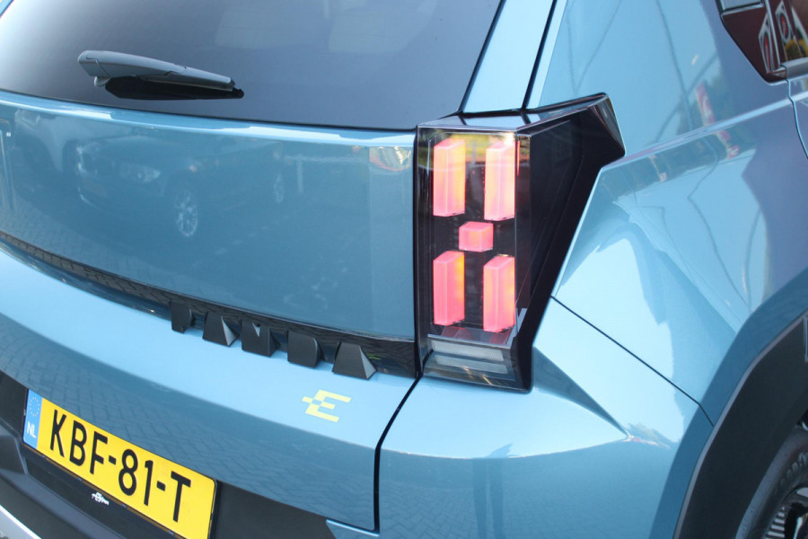 Fiat Grande Panda LA PRIMA 11 kW 44 kWh | WINTER PACK: (VERWARMBARE VOORSTOELEN, VERWARMBAAR STUURWIEL, VERWARMBARE VOORRUIT) | 17" LICHTMETALEN VELGEN "GLOSSY BLACK" | ELEKTRISCH INKLAPBARE BUITENSPIEGELS | MIDDENARMSTEUN VOOR | NAVIGATIE | DRAADLOZE TELEFOONLADER | ACHTERUITRIJ CAMERA MET DYNAMISCHE HULPLIJNEN | REGENSENSOR | CLIMATE CONTROL | DAB+ RADIO | DRAADLOZE APPLE CARPLAY/ANDROID AUTO |