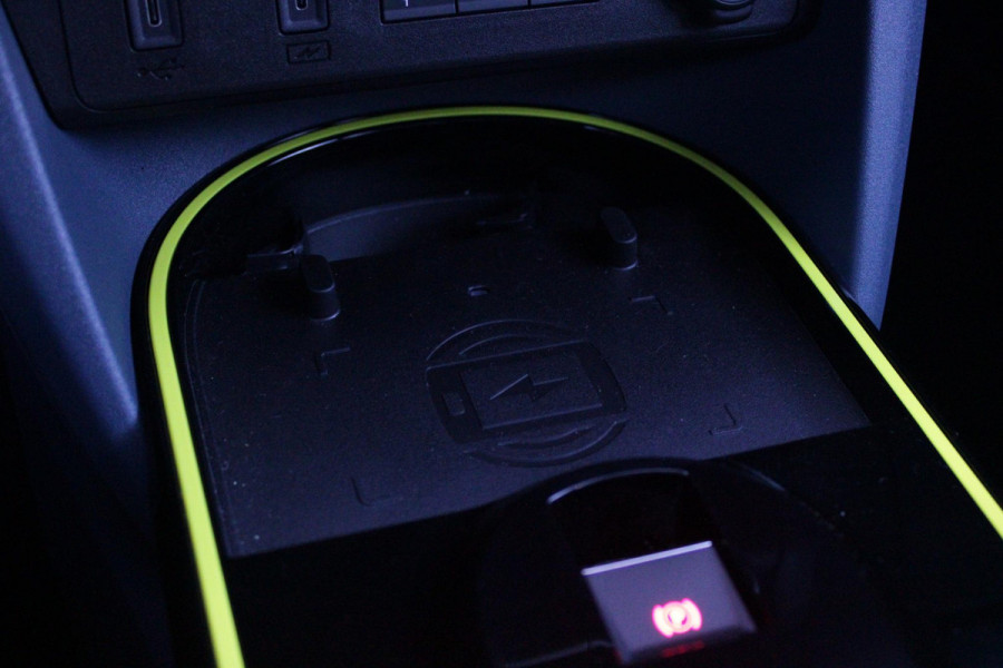 Fiat Grande Panda LA PRIMA 11 kW 44 kWh | WINTER PACK: (VERWARMBARE VOORSTOELEN, VERWARMBAAR STUURWIEL, VERWARMBARE VOORRUIT) | 17" LICHTMETALEN VELGEN "GLOSSY BLACK" | ELEKTRISCH INKLAPBARE BUITENSPIEGELS | MIDDENARMSTEUN VOOR | NAVIGATIE | DRAADLOZE TELEFOONLADER | ACHTERUITRIJ CAMERA MET DYNAMISCHE HULPLIJNEN | REGENSENSOR | CLIMATE CONTROL | DAB+ RADIO | DRAADLOZE APPLE CARPLAY/ANDROID AUTO |