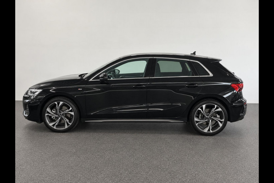 Audi A3 Sportback 40 TFSI e 204pk Automaat S-Line edition Comfort pakket Plus Lichtmetalen Velgen 18" Matrix Led Parkeer sensoren Camera Cruise Control Adaptive Navigatie Apple Carplay/Android Auto