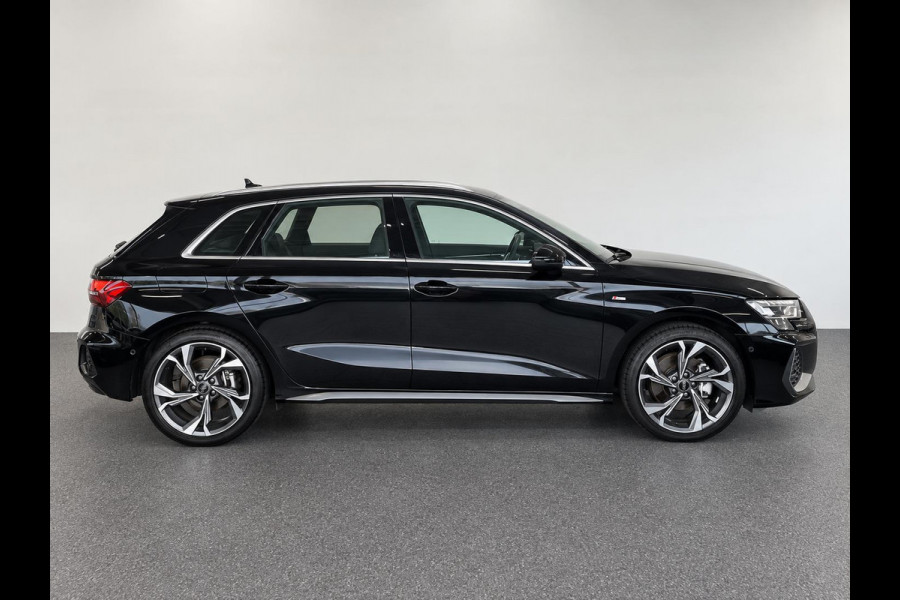 Audi A3 Sportback 40 TFSI e 204pk Automaat S-Line edition Comfort pakket Plus Lichtmetalen Velgen 18" Matrix Led Parkeer sensoren Camera Cruise Control Adaptive Navigatie Apple Carplay/Android Auto