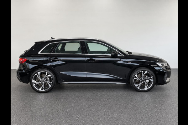 Audi A3 Sportback 40 TFSI e 204pk Automaat S-Line edition Comfort pakket Plus Lichtmetalen Velgen 18" Matrix Led Parkeer sensoren Camera Cruise Control Adaptive Navigatie Apple Carplay/Android Auto