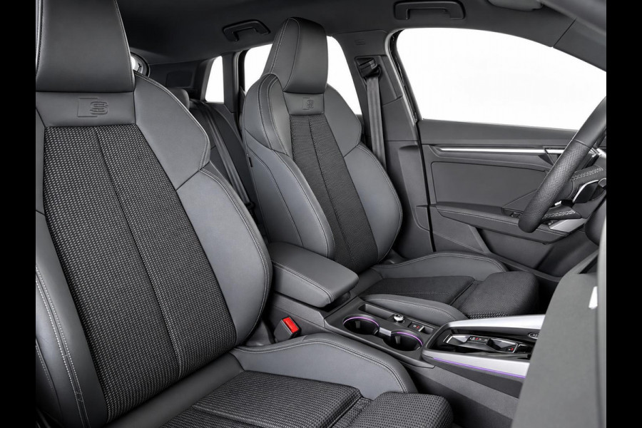 Audi A3 Sportback 40 TFSI e 204pk Automaat S-Line edition Comfort pakket Plus Lichtmetalen Velgen 18" Matrix Led Parkeer sensoren Camera Cruise Control Adaptive Navigatie Apple Carplay/Android Auto