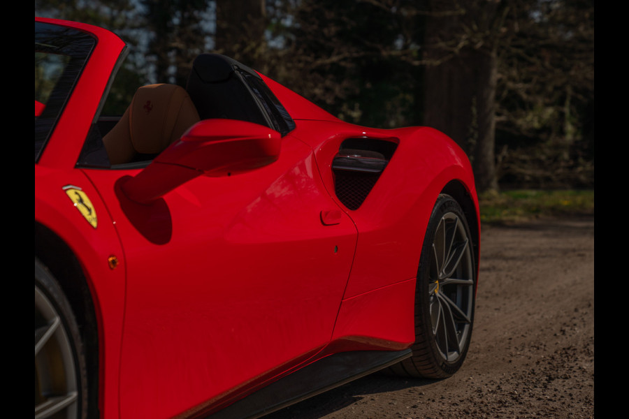 Ferrari 488 Spider | Front-lift | Pista wheels | Carbon stuur + LED's | Adapt. koplampen | Rosso Scuderia