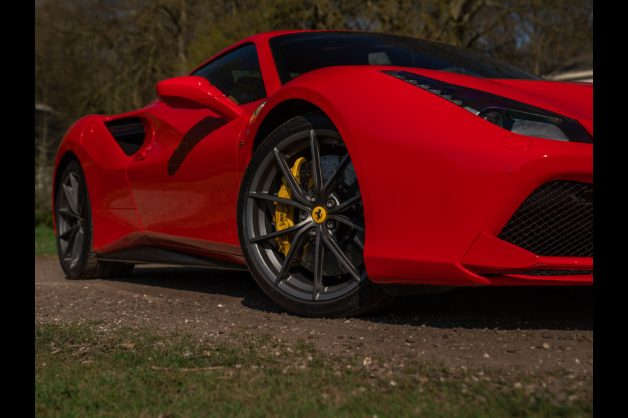 Ferrari 488 Spider | Front-lift | Pista wheels | Carbon stuur + LED's | Adapt. koplampen | Rosso Scuderia