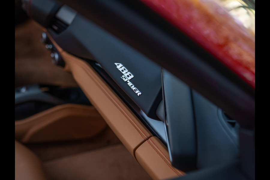 Ferrari 488 Spider | Front-lift | Pista wheels | Carbon stuur + LED's | Adapt. koplampen | Rosso Scuderia