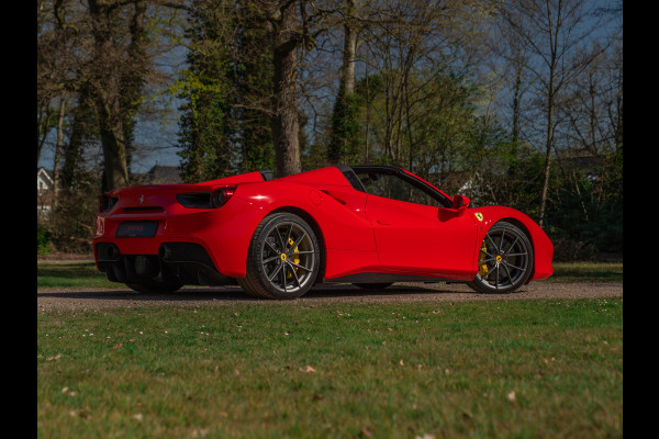 Ferrari 488 Spider | Front-lift | Pista wheels | Carbon stuur + LED's | Adapt. koplampen | Rosso Scuderia