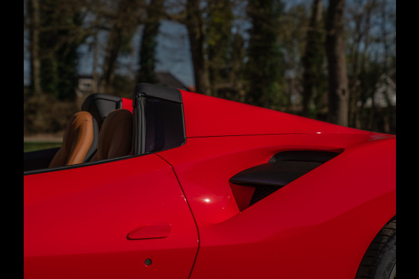 Ferrari 488 Spider | Front-lift | Pista wheels | Carbon stuur + LED's | Adapt. koplampen | Rosso Scuderia
