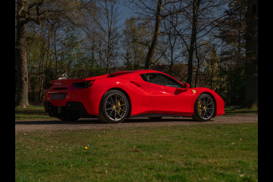Ferrari 488 Spider | Front-lift | Pista wheels | Carbon stuur + LED's | Adapt. koplampen | Rosso Scuderia