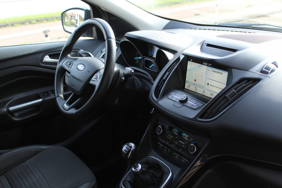 Ford Kuga 1.5 150 pk EcoBoost Titanium Mooie, chique en luxe Ford Kuga, hoge in- en uitstap ! Trekhaak, Climate Controle, Cruise Controle