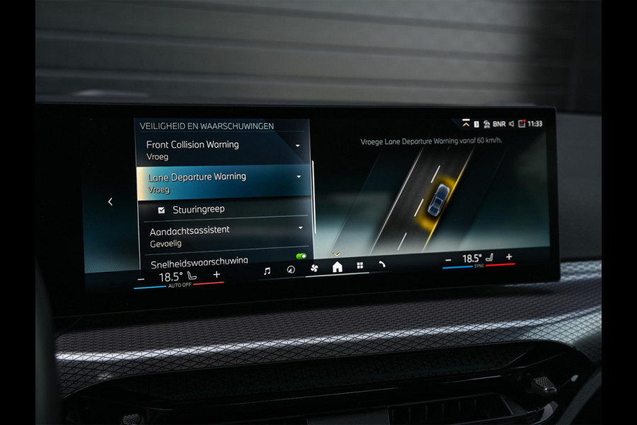 BMW 3-serie 330e | M-Sport | NL auto | Facelift | Stoelverwarming | Camera | Ambiance Interieur | Shadowline | Led Koplampen |