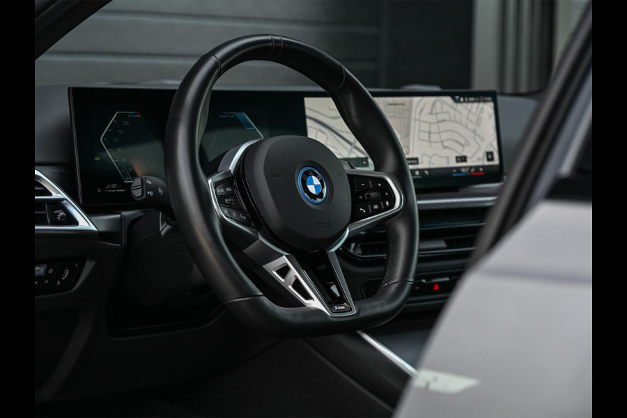 BMW 3-serie 330e | M-Sport | NL auto | Facelift | Stoelverwarming | Camera | Ambiance Interieur | Shadowline | Led Koplampen |