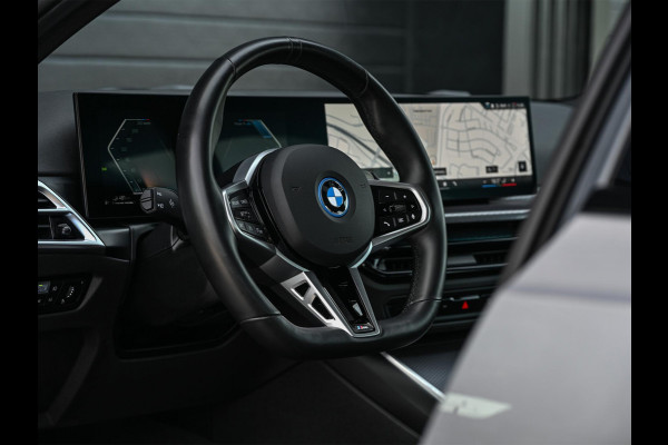 BMW 3-serie 330e | M-Sport | NL auto | Facelift | Stoelverwarming | Camera | Ambiance Interieur | Shadowline | Led Koplampen |