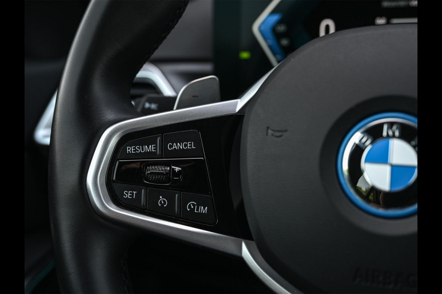BMW 3-serie 330e | M-Sport | NL auto | Facelift | Stoelverwarming | Camera | Ambiance Interieur | Shadowline | Led Koplampen |