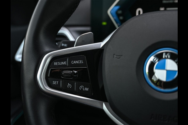 BMW 3-serie 330e | M-Sport | NL auto | Facelift | Stoelverwarming | Camera | Ambiance Interieur | Shadowline | Led Koplampen |