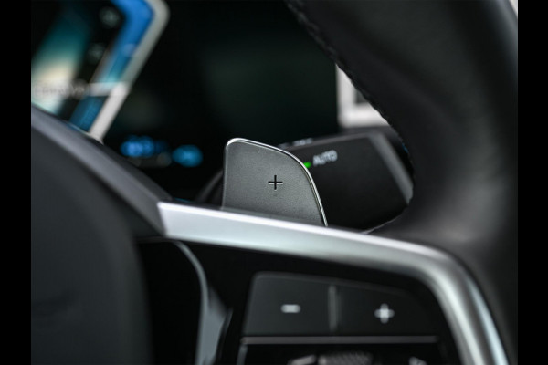 BMW 3-serie 330e | M-Sport | NL auto | Facelift | Stoelverwarming | Camera | Ambiance Interieur | Shadowline | Led Koplampen |