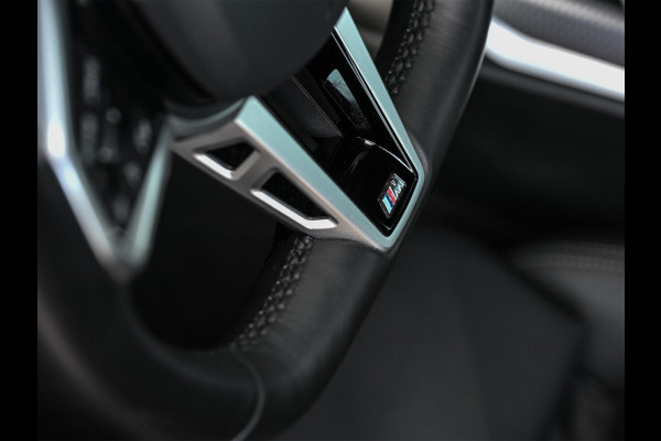 BMW 3-serie 330e | M-Sport | NL auto | Facelift | Stoelverwarming | Camera | Ambiance Interieur | Shadowline | Led Koplampen |