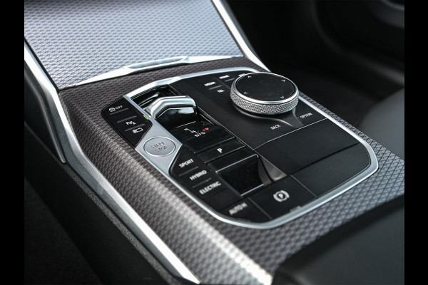 BMW 3-serie 330e | M-Sport | NL auto | Facelift | Stoelverwarming | Camera | Ambiance Interieur | Shadowline | Led Koplampen |