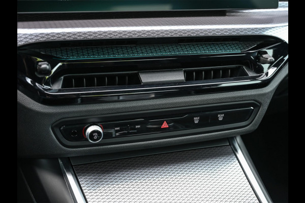 BMW 3-serie 330e | M-Sport | NL auto | Facelift | Stoelverwarming | Camera | Ambiance Interieur | Shadowline | Led Koplampen |