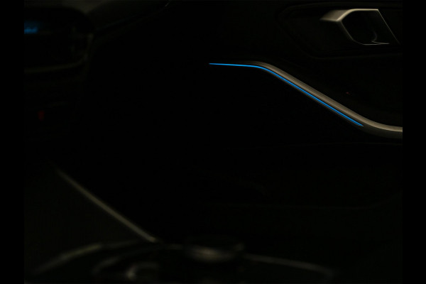 BMW 3-serie 330e | M-Sport | NL auto | Facelift | Stoelverwarming | Camera | Ambiance Interieur | Shadowline | Led Koplampen |