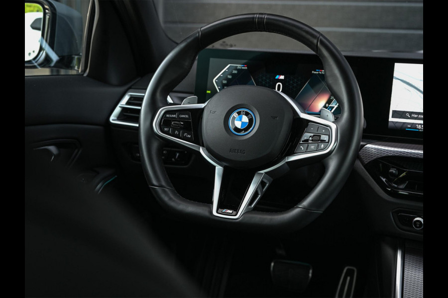 BMW 3-serie 330e | M-Sport | NL auto | Facelift | Stoelverwarming | Camera | Ambiance Interieur | Shadowline | Led Koplampen |