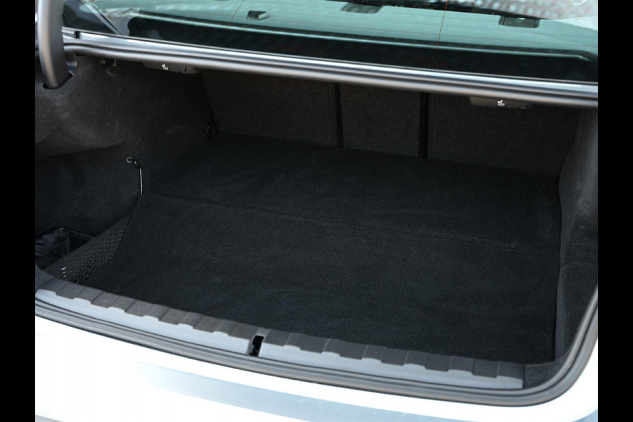 BMW 3-serie 330e | M-Sport | NL auto | Facelift | Stoelverwarming | Camera | Ambiance Interieur | Shadowline | Led Koplampen |