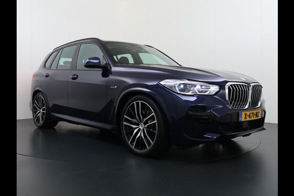 BMW X5 xDrive45e High Executive BOMVOL! | PANO | HARMAN KARDON | LASER LED | ELEK. ACHTER KLEP | ELEK. TREKHAAK | STOELVERWARMING | ELEK. MEM. SEAT | ACHTERUITRIJCAMERA | 22'' VELGEN | RIJKLAAR PRIJS + 12 MND BOVAG GARANTIE |