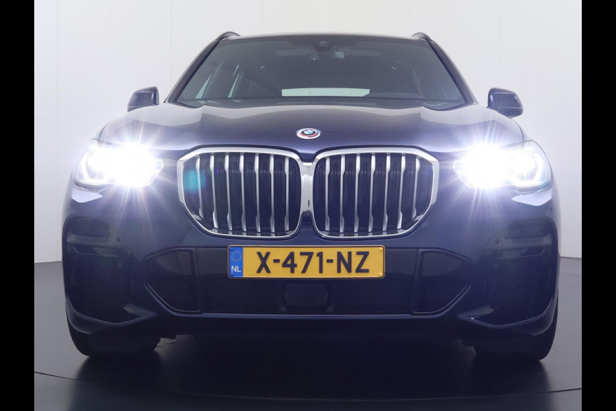 BMW X5 xDrive45e High Executive BOMVOL! | PANO | HARMAN KARDON | LASER LED | ELEK. ACHTER KLEP | ELEK. TREKHAAK | STOELVERWARMING | ELEK. MEM. SEAT | ACHTERUITRIJCAMERA | 22'' VELGEN | RIJKLAAR PRIJS + 12 MND BOVAG GARANTIE |