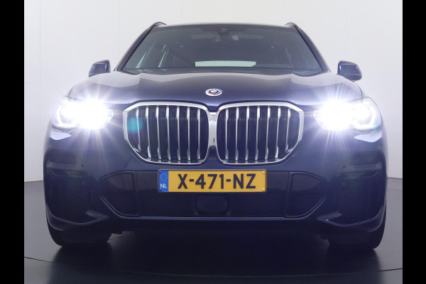 BMW X5 xDrive45e High Executive BOMVOL! | PANO | HARMAN KARDON | LASER LED | ELEK. ACHTER KLEP | ELEK. TREKHAAK | STOELVERWARMING | ELEK. MEM. SEAT | ACHTERUITRIJCAMERA | 22'' VELGEN | RIJKLAAR PRIJS + 12 MND BOVAG GARANTIE |