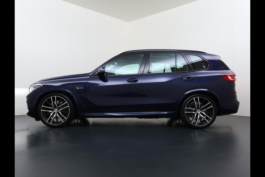 BMW X5 xDrive45e High Executive BOMVOL! | PANO | HARMAN KARDON | LASER LED | ELEK. ACHTER KLEP | ELEK. TREKHAAK | STOELVERWARMING | ELEK. MEM. SEAT | ACHTERUITRIJCAMERA | 22'' VELGEN | RIJKLAAR PRIJS + 12 MND BOVAG GARANTIE |