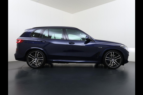 BMW X5 xDrive45e High Executive BOMVOL! | PANO | HARMAN KARDON | LASER LED | ELEK. ACHTER KLEP | ELEK. TREKHAAK | STOELVERWARMING | ELEK. MEM. SEAT | ACHTERUITRIJCAMERA | 22'' VELGEN | RIJKLAAR PRIJS + 12 MND BOVAG GARANTIE |