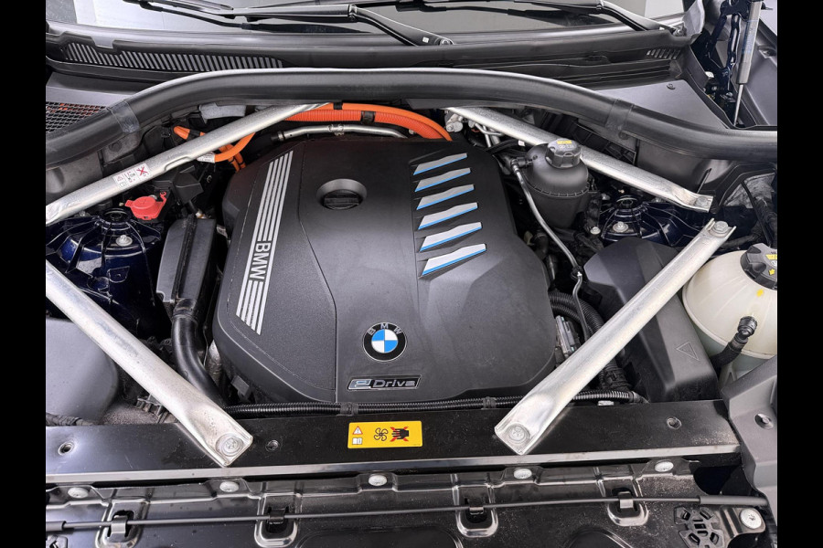 BMW X5 xDrive45e High Executive BOMVOL! | PANO | HARMAN KARDON | LASER LED | ELEK. ACHTER KLEP | ELEK. TREKHAAK | STOELVERWARMING | ELEK. MEM. SEAT | ACHTERUITRIJCAMERA | 22'' VELGEN | RIJKLAAR PRIJS + 12 MND BOVAG GARANTIE |