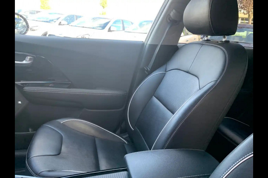 Kia e-Niro ExecutiveLine 64 kWh | Stoel en stuurverwarming | Navigatie | PDC voor en achter | Achteruitrijcamera |