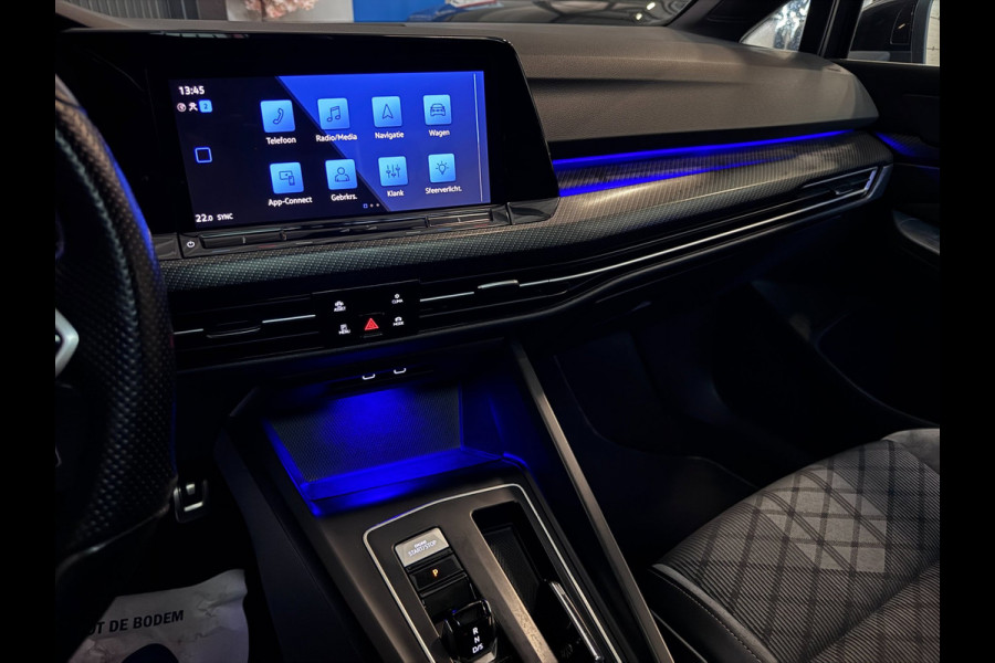Volkswagen Golf 1.5 eTSI R-Line PANO | CAMERA | IQ LED | Blind Spot