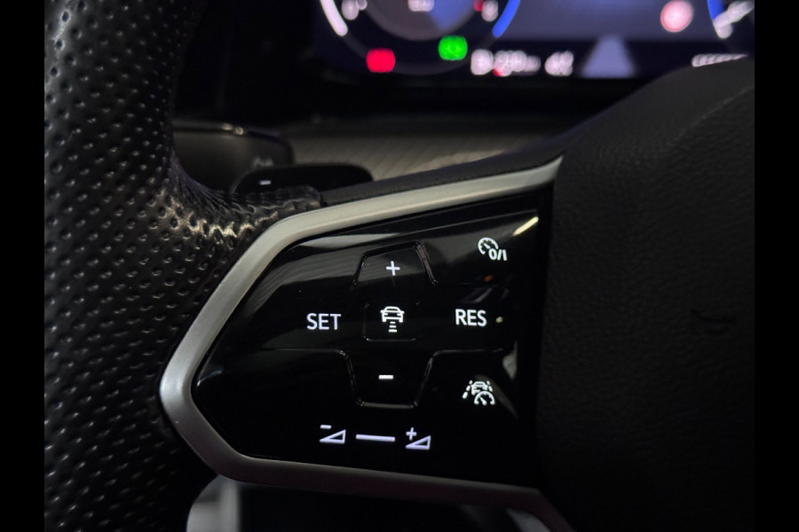 Volkswagen Golf 1.5 eTSI R-Line PANO | CAMERA | IQ LED | Blind Spot