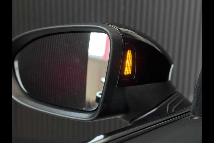 Volkswagen Golf 1.5 eTSI R-Line PANO | CAMERA | IQ LED | Blind Spot