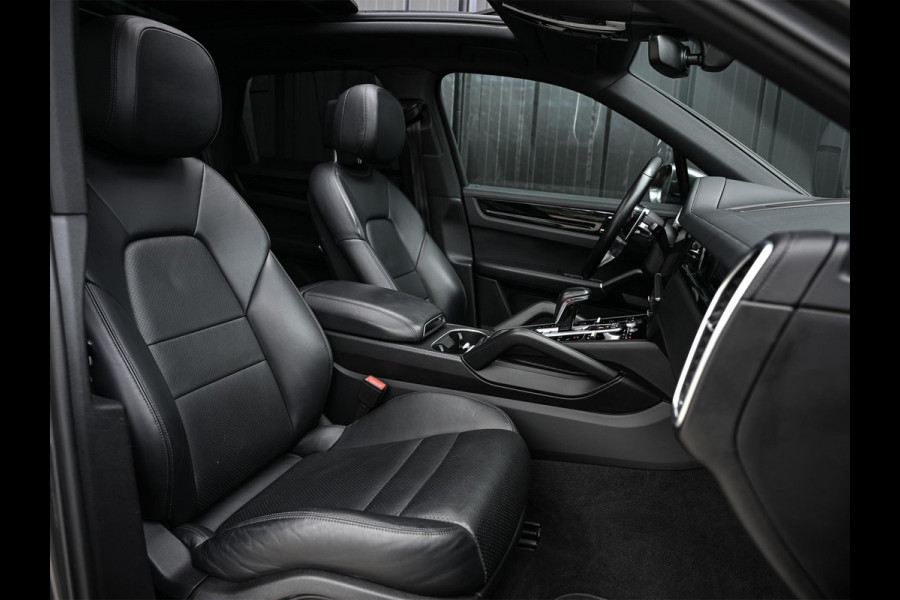 Porsche Cayenne 3.0 | Panoramadak | Achterasbesturing | Dealeronderhouden | 360 Camera | Luchtvering | Adaptive Cruise | Stoelverwarming V+A | Memory seat | Trekhaak |