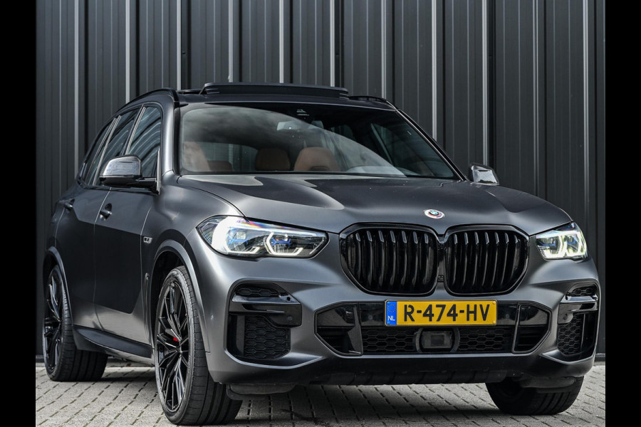 BMW X5 xDrive45e High Executive Panoramadak | M-Performance Seats | NL-Auto | Dealeronderhouden | Carbon Inleg | Active Cruise | Camera | Luchtvering | Memory Seats | Ambiance Interieur | Trekhaak |