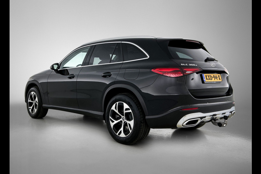 Mercedes-Benz GLC 300 e 4MATIC Plug-In Hybride Trekhaak | Panorama Schuif-Kanteldak | Parkeerpakket met achteruitcamera | Distronic | Ledkolampen | Advanced Soundsystem. Inclusief 24 maanden Mercedes-Benz Certified garantie voor Europa.