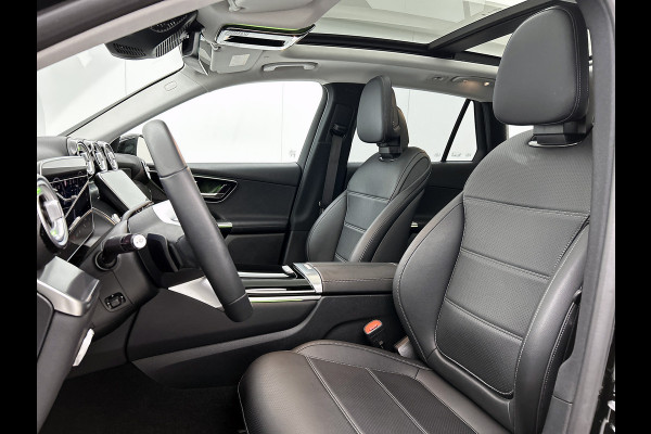 Mercedes-Benz GLC 300 e 4MATIC Plug-In Hybride Trekhaak | Panorama Schuif-Kanteldak | Parkeerpakket met achteruitcamera | Distronic | Ledkolampen | Advanced Soundsystem. Inclusief 24 maanden Mercedes-Benz Certified garantie voor Europa.