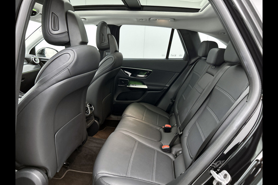 Mercedes-Benz GLC 300 e 4MATIC Plug-In Hybride Trekhaak | Panorama Schuif-Kanteldak | Parkeerpakket met achteruitcamera | Distronic | Ledkolampen | Advanced Soundsystem. Inclusief 24 maanden Mercedes-Benz Certified garantie voor Europa.
