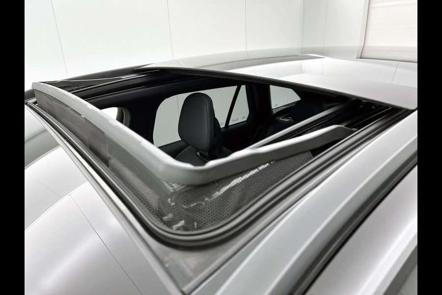 Mercedes-Benz GLC 300 e 4MATIC AMG Plug-In Hybride Luchtvering | AMG Premium | Night Pakket | Alarm klasse 3 | Head-up-Display | Panorama Schuif-Kanteldak. Inclusief 24 maanden MB Certified garantie voor Europa.