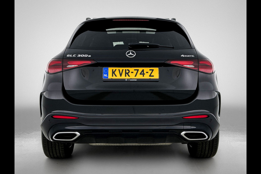 Mercedes-Benz GLC 300 e 4MATIC AMG Plug-In Hybride Luchtvering | AMG Premium | Night Pakket | Alarm klasse 3 | Head-up-Display | Panorama Schuif-Kanteldak. Inclusief 24 maanden MB Certified garantie voor Europa.