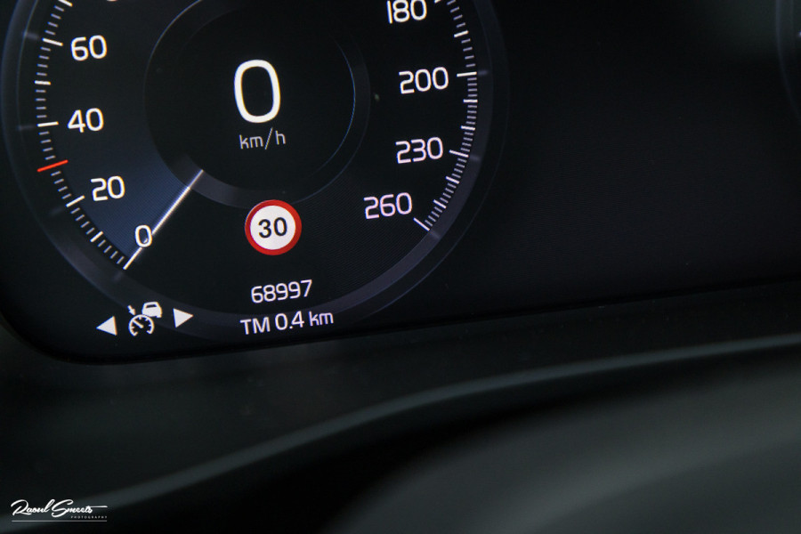 Volvo XC40 1.5 T4 Plug-in hybrid Plus Dark | Adaptieve cruise | Memory | Blis | Harman Kardon |