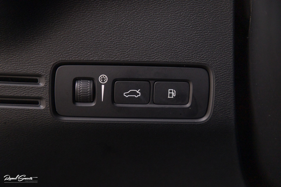 Volvo XC40 1.5 T4 Plug-in hybrid Plus Dark | Adaptieve cruise | Memory | Blis | Harman Kardon |