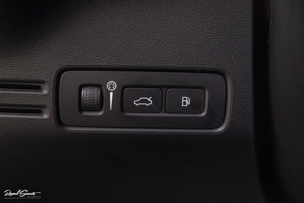 Volvo XC40 1.5 T4 Plug-in hybrid Plus Dark | Adaptieve cruise | Memory | Blis | Harman Kardon |