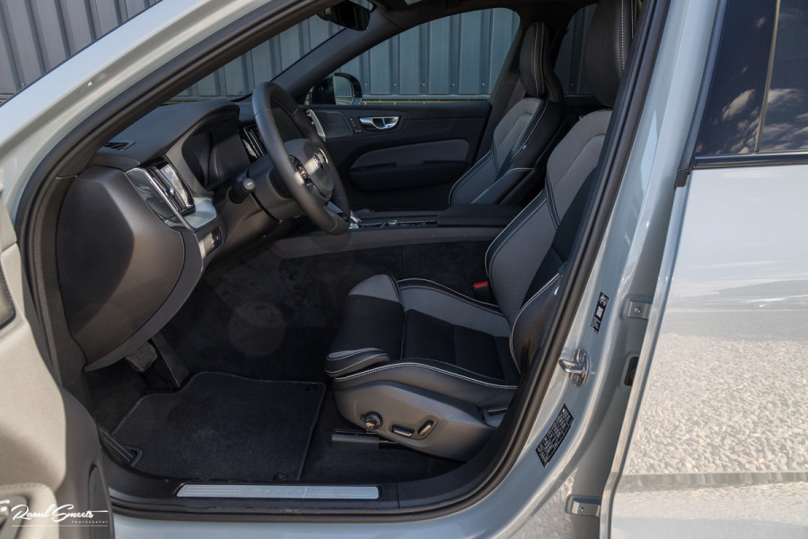 Volvo XC60 2.0 T6 Plug-in hybrid AWD Plus Black Edition Long Range | Facelift | Zwenkbare trekhaak | Panoramadak | Memory | Blis | Harman Kardon |