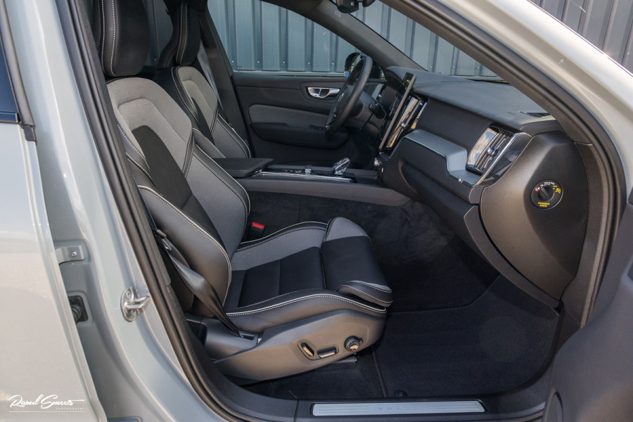 Volvo XC60 2.0 T6 Plug-in hybrid AWD Plus Black Edition Long Range | Facelift | Zwenkbare trekhaak | Panoramadak | Memory | Blis | Harman Kardon |