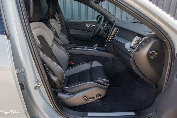 Volvo XC60 2.0 T6 Plug-in hybrid AWD Plus Black Edition Long Range | Facelift | Zwenkbare trekhaak | Panoramadak | Memory | Blis | Harman Kardon |