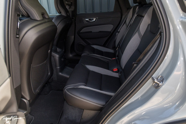 Volvo XC60 2.0 T6 Plug-in hybrid AWD Plus Black Edition Long Range | Facelift | Zwenkbare trekhaak | Panoramadak | Memory | Blis | Harman Kardon |